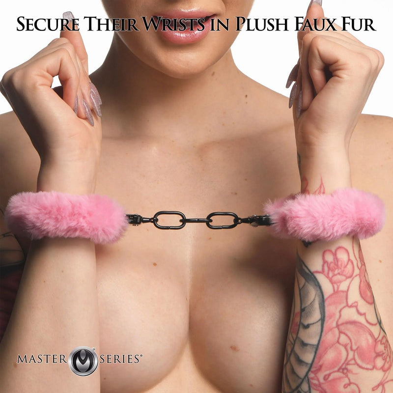 Master Series - Cuffed In Fur - Metalen Handboeien met Kunstbont - Roze-Erotiekvoordeel.nl